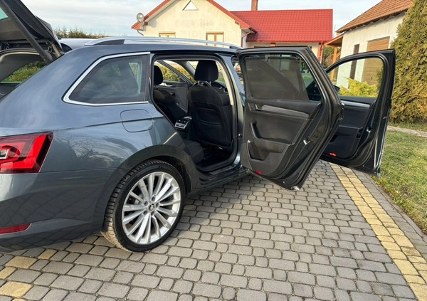 Skoda Superb cena 69999 przebieg: 267852, rok produkcji 2017 z Pińczów małe 781